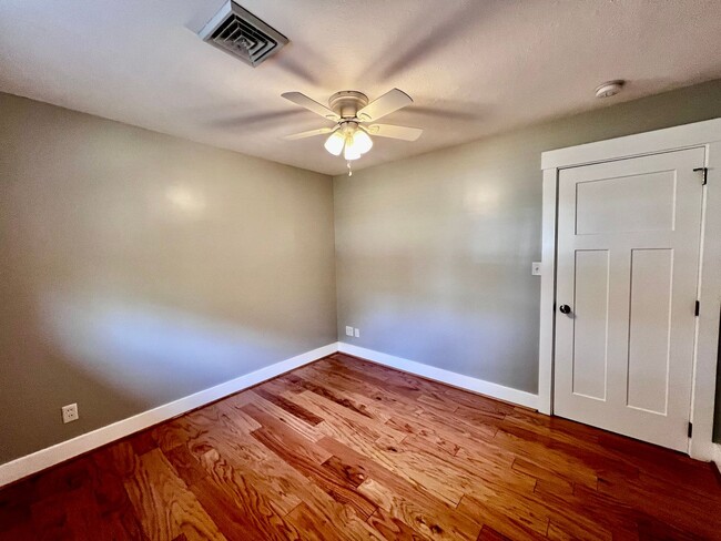 Building Photo - Beautiful waterfront home