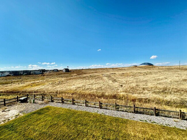 Building Photo - "Experience Spacious Living: 5-Bed, 3-Bath...