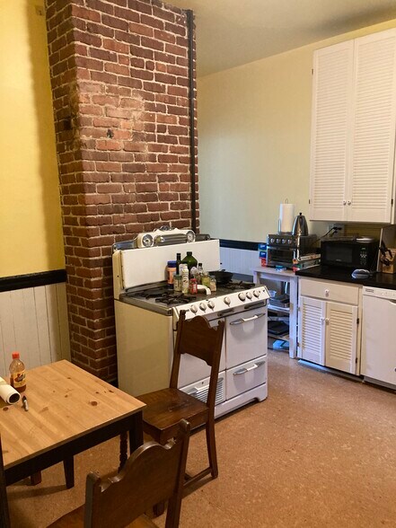 eat in kitchen working stove - 1251 Masonic Ave