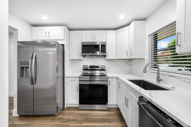 Building Photo - 21905 Lake Forest Cir