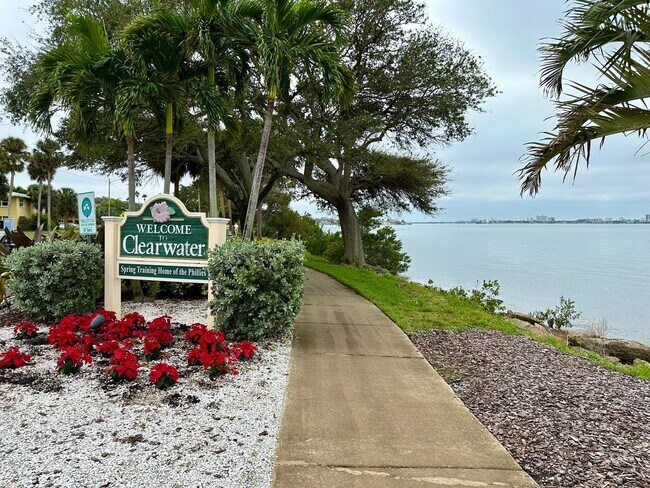 Building Photo - Stunningly Renovated 2/1 near the water av...