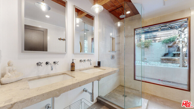 Building Photo - 8715 Sunset Plaza Pl