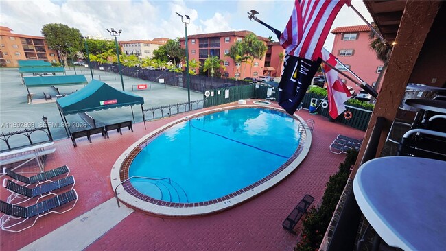 Building Photo - 650 Tennis Club Dr
