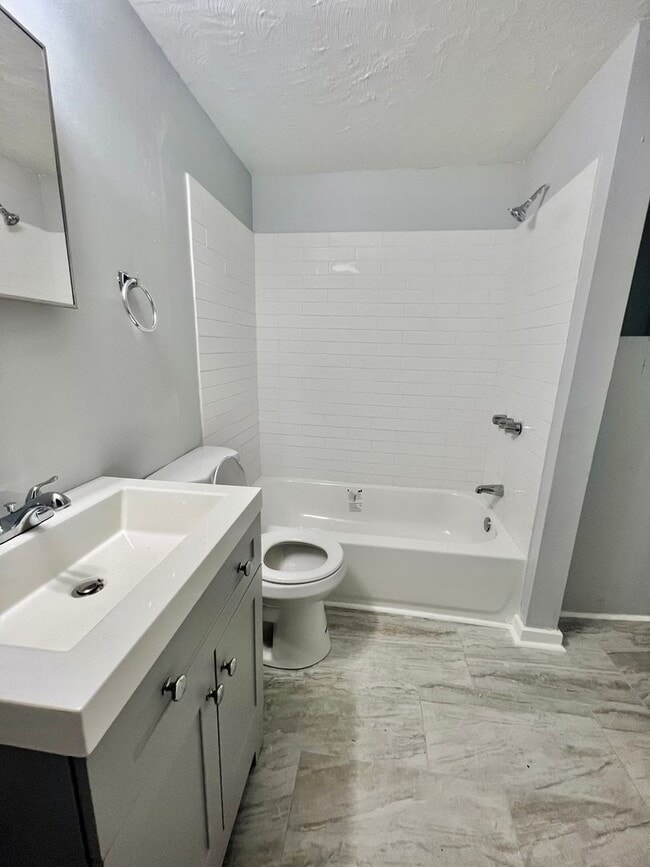 Building Photo - Newly Remodeled 3/2