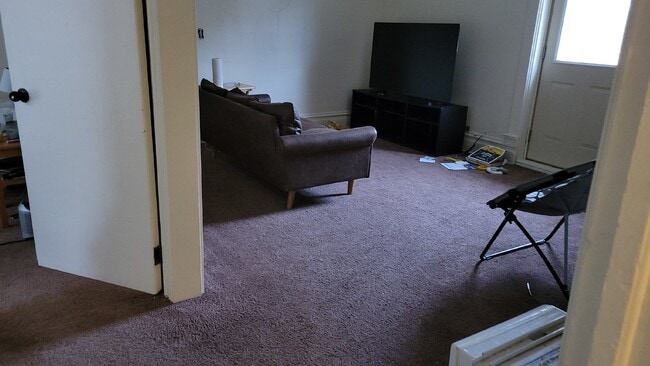 Building Photo - 2 bedroom 1 bath - available for June 1st ...