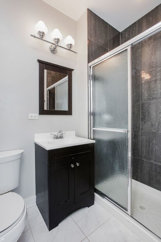 Building Photo - 3911 W Addison St