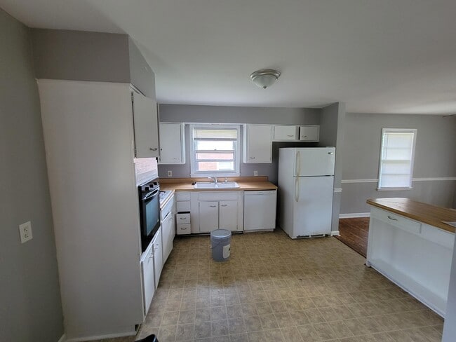 Building Photo - 1728 Shenandoah Dr