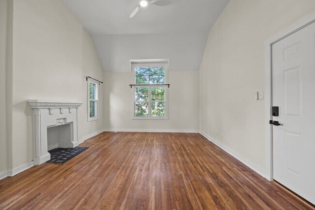 Building Photo - 1383 Eastview Ave
