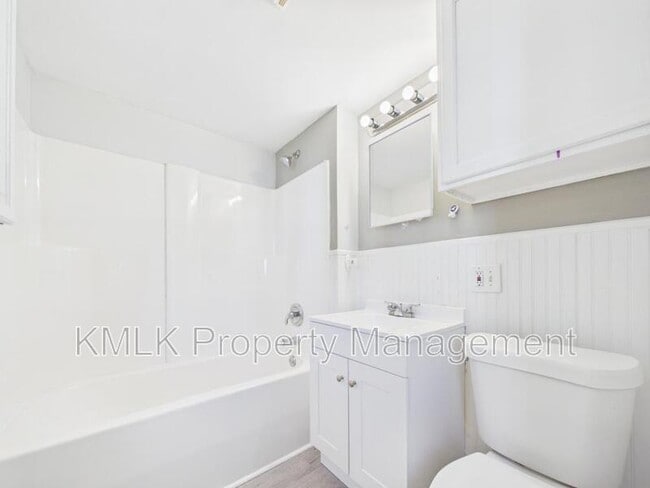 Building Photo - 701 Kling St