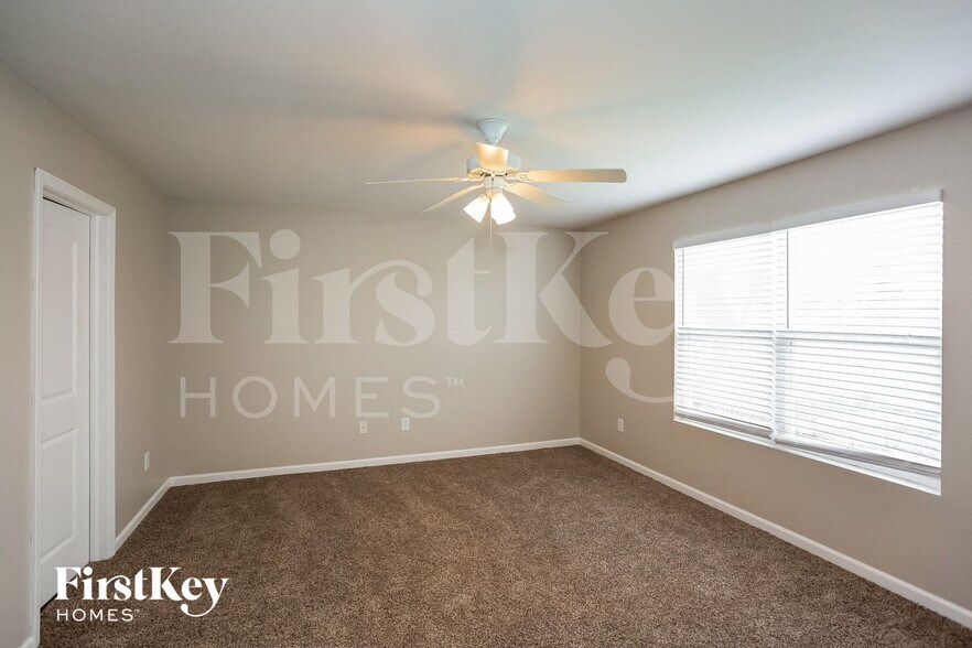 Building Photo - 15490 Farmland Ct