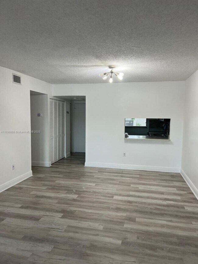 Building Photo - 8875 Fontainebleau Blvd