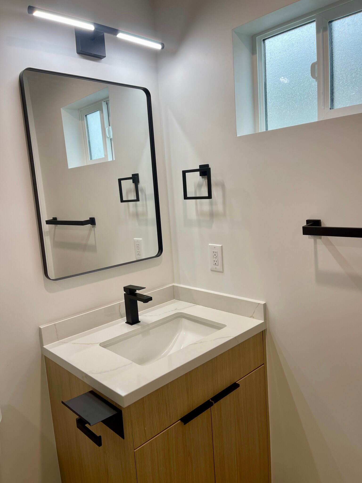 Building Photo - 613 1/2 W 41st St