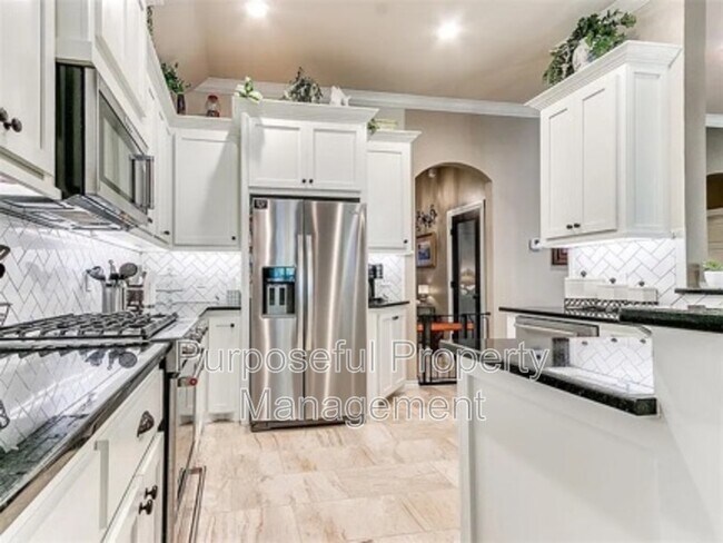 Building Photo - 811 E Mosier St