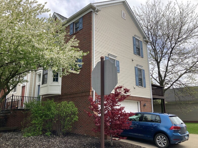 End Unit - 8222 Chester Pky