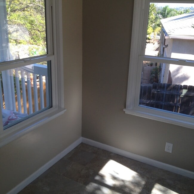 Building Photo - Beautiful 2bd/1ba Upstairs Duplex with a H...