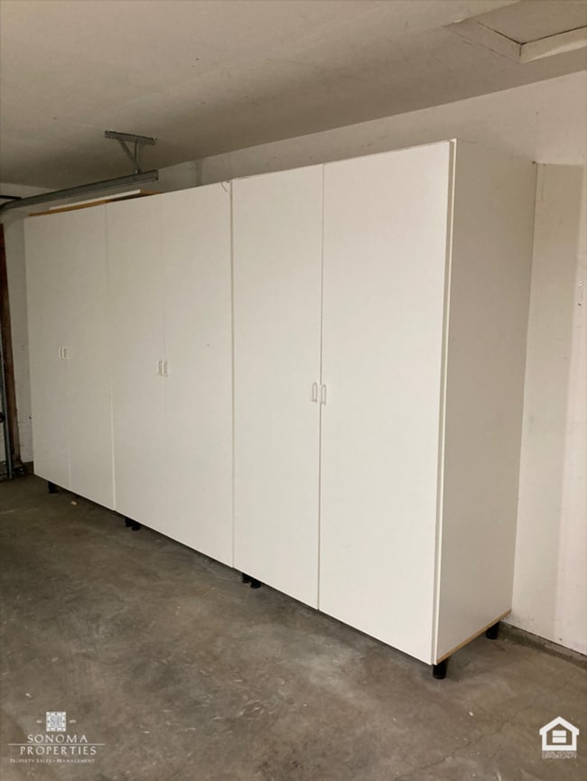 Building Photo - 3 Bedroom, 2.5 Bathroom Townhouse, Located...