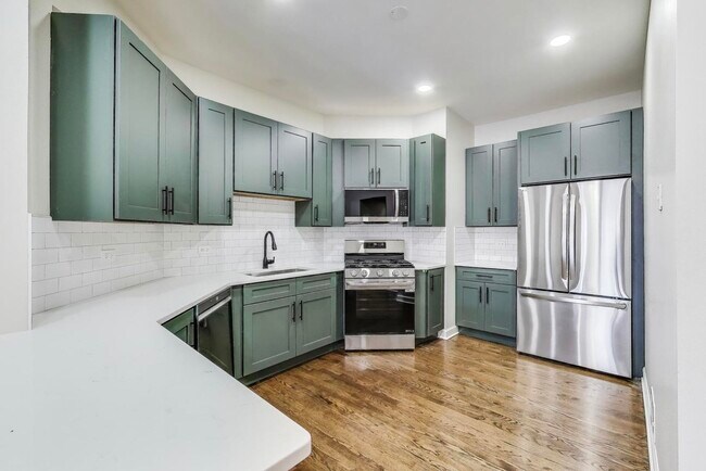 Building Photo - 2330 N Greenview Ave