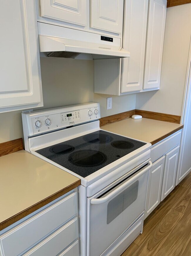 Building Photo - 3 Bedroom, 1.5 Bath House in Pacific Terrace neighborhood