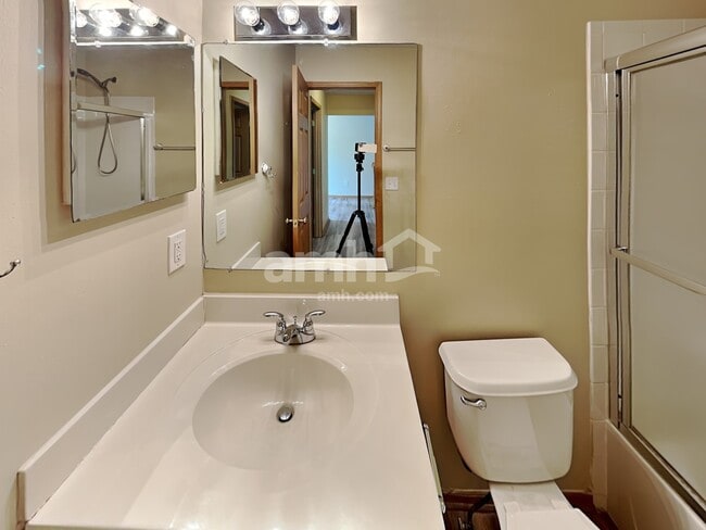 Building Photo - 5864 Westbank Dr