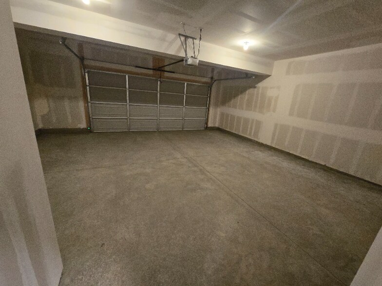 Building Photo - 4824 River Roads Dr