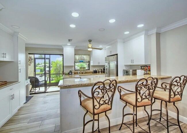 Building Photo - 4803 SW Santa Barbara Ct