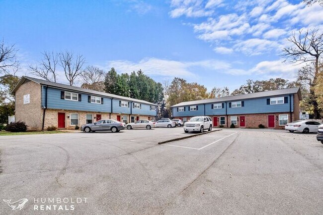 Building Photo - Townhomes at Humboldt Place- Fully renovated and move in ready 2 bedroom unit!