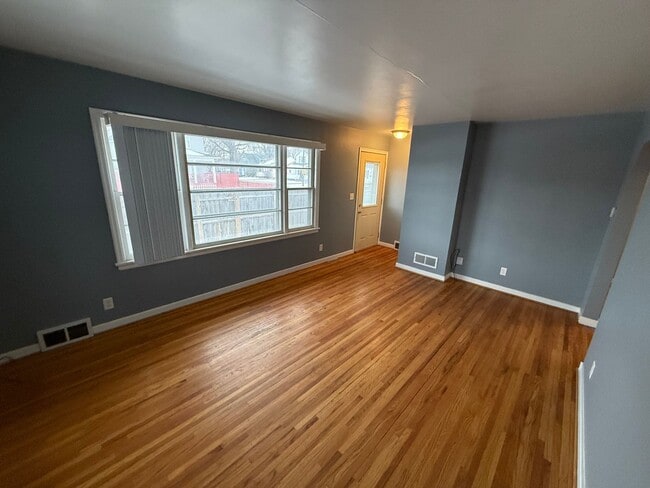 Building Photo - 2 Bed, 1 Bath Single-Family Home Close to Downtown!