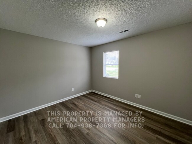 Building Photo - 318 Rustic Rd