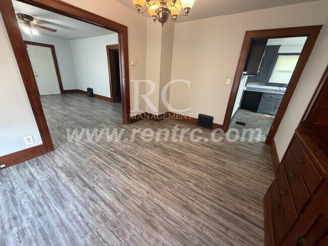 Building Photo - 7 Fairweight-