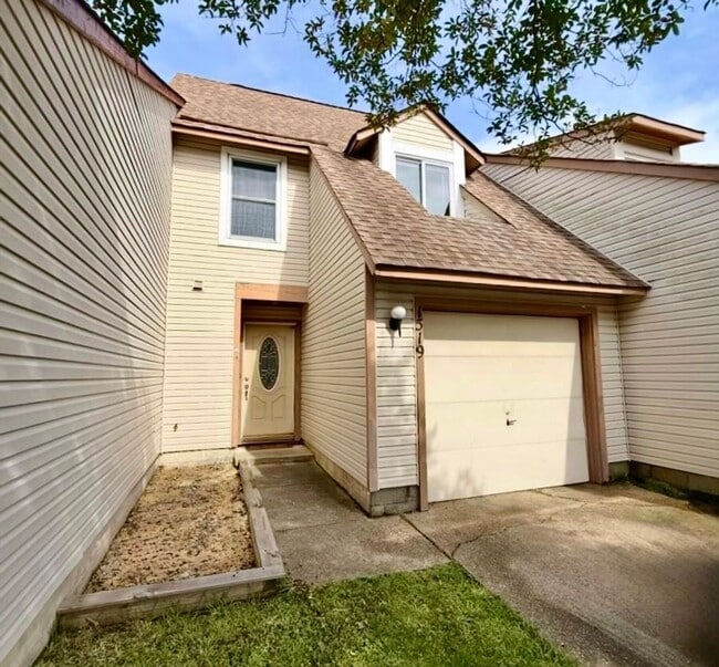 Primary Photo - Beautifully Updated Townhome In Ocean Lake...
