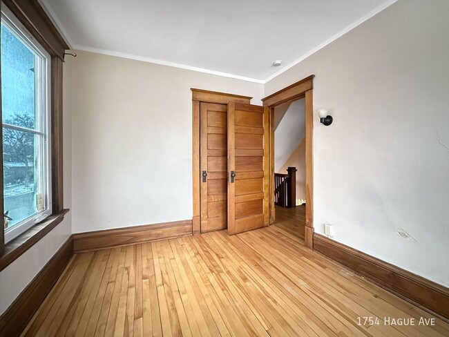 Building Photo - 4br 1ba ~ Security Deposit Free Alternativ...