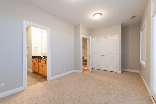 Building Photo - Beautiful Three Bed, Two Bath Townhome in Mont Clare