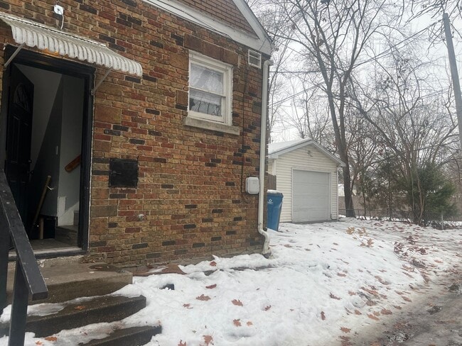 Building Photo - Spacious 3 bedroom 2 bath!