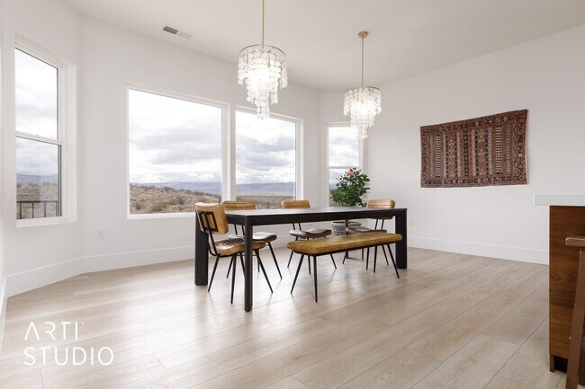 Building Photo - Beautiful 6 Bedroom 4.5 Bathroom Home in D...