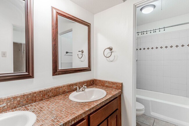 Building Photo - 2BD/2BA Condo located in Perkins Gardens