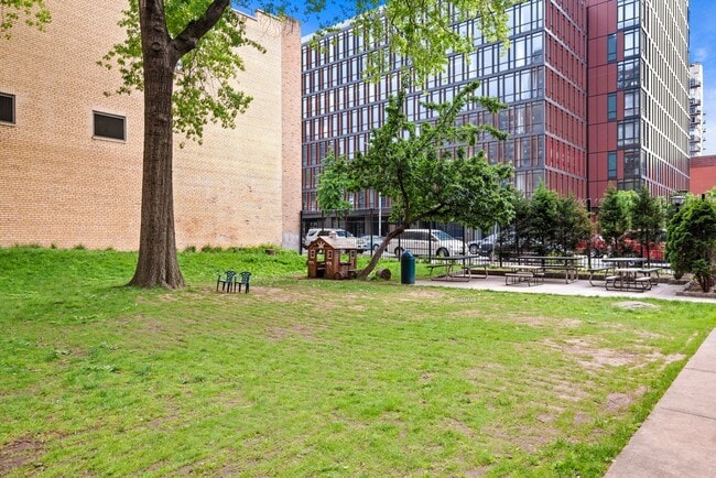 Building Photo - 270 Jay St