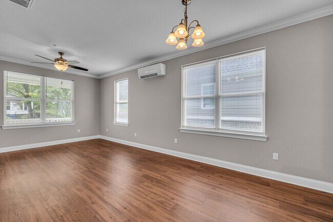 Building Photo - 702 Moore St