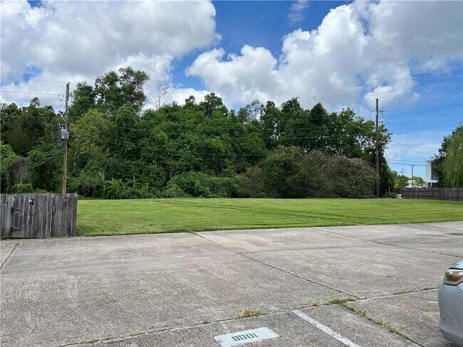 Building Photo - 1002 Dr