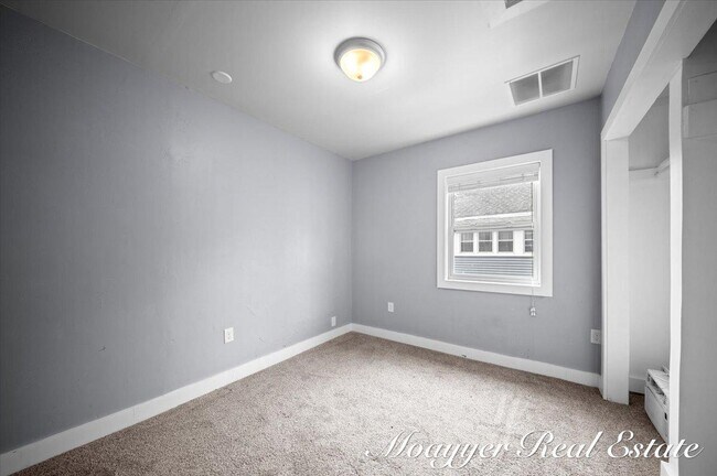 Building Photo - 921 4th St NW