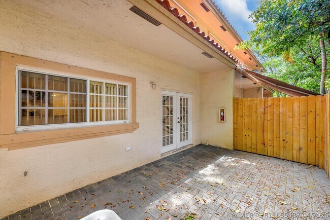 Building Photo - 3055 Riverside Dr