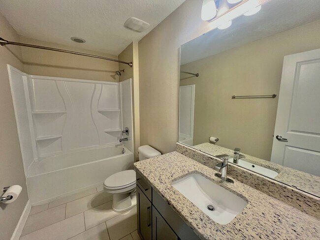 Building Photo - Beautiful 3 Bed, 2.5 Bath Townhome in Mode...