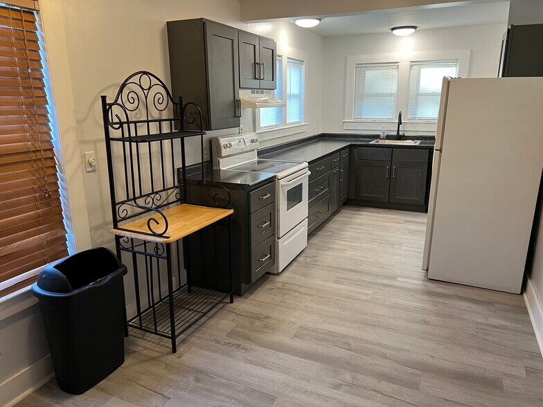 Building Photo - 6 Winsor Ave