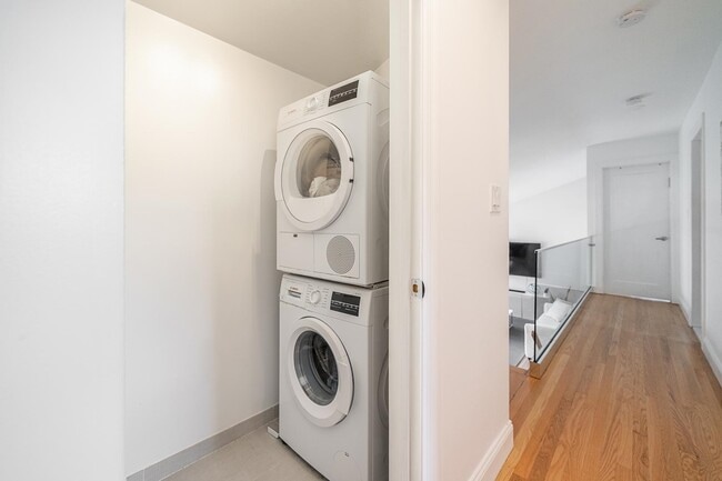 Building Photo - 25 Helen St