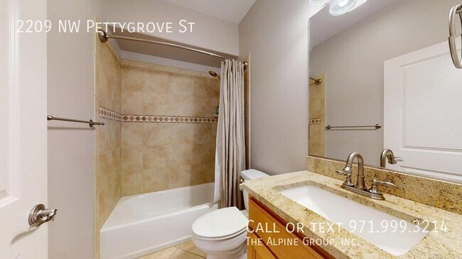 Building Photo - 2209 NW Pettygrove St