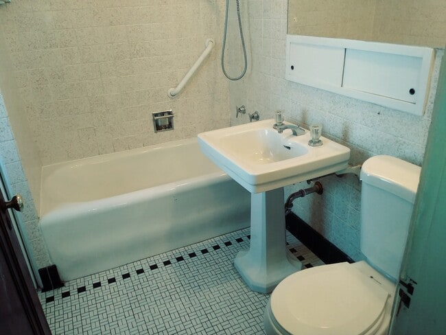 Building Photo - Comfortable 4 Bedroom Single Family Home