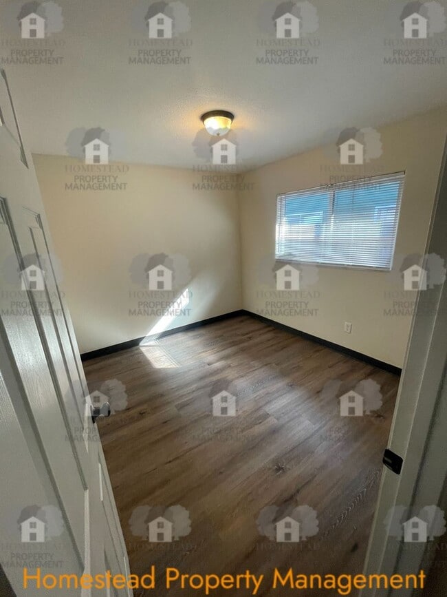 Building Photo - 595