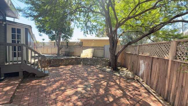 Building Photo - Huge 7 bed 3 bath house on Adobe  (Lease o...