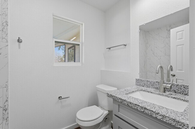 Building Photo - 5962 Ridgeway Dr