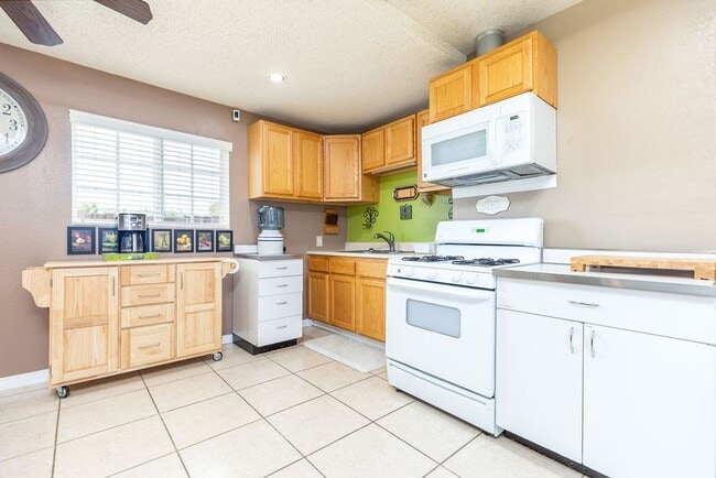 Building Photo - Short Term Furnished Rental!