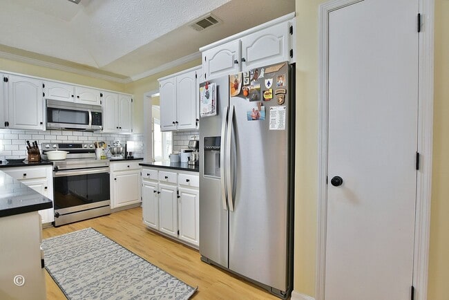 Building Photo - Move-in Ready 1-level in cul de sac with privacy fenced backyard